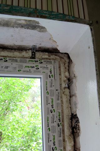 Верхний угол окна до работы: монтажная пена и старый откос