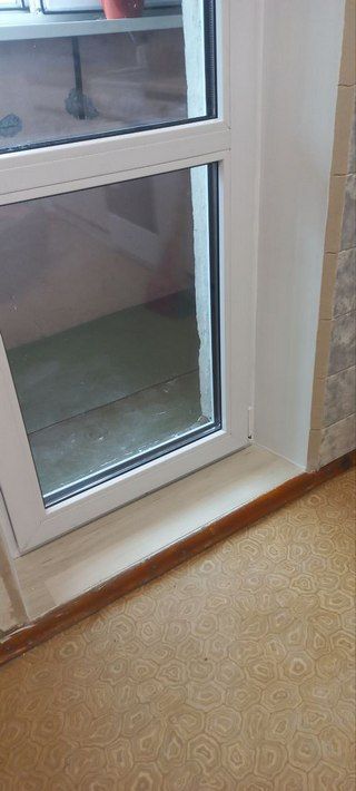 Откос балконного блока и порог из ламината