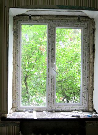 Новое пластиковое окно без откосов: открытая монтажная пена, повреждённая стена